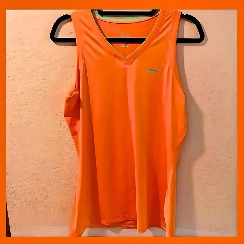 *30off3*‎ NWOT. NIKE PRO DRI-FIT top